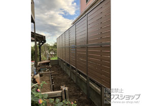 のフェンス・柵 フェンスAB YS3型 横スリット3 木調カラー 3段支柱(パネル2段) 施工例