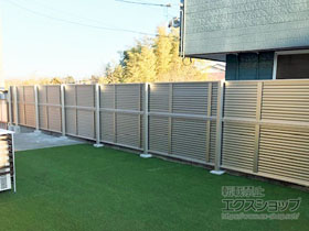 のフェンス・柵 ミエーネフェンス 目隠しルーバータイプ 2段支柱 自立建て用（パネル2段） 施工例