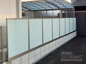 LIXIL(リクシル)のフェンス フェンスAB YT2型 採光ルーバー フリーポールタイプ 施工例