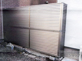 のフェンス・柵 ミエーネフェンス 目隠しルーバータイプ 2段支柱 自立建て用(パネル2段) 施工例