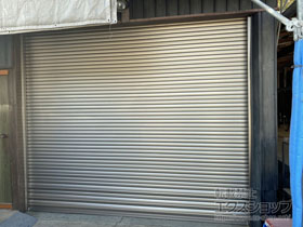 のガレージシャッター ガレージシャッタークワトロ 電動式 内部付タイプ 施工例