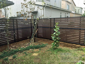 のフェンス・柵 モクアルフェンス 横板タイプ 2段支柱 自立建て用 施工例