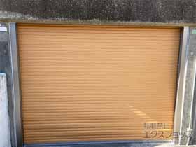 のガレージシャッター ガレージシャッタークワトロ 電動式 内部付タイプ 木目調 施工例