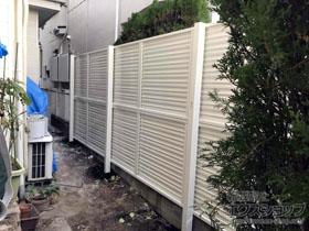のフェンス・柵 ミエーネフェンス 目隠しルーバータイプ 2段支柱 自立建て用 施工例