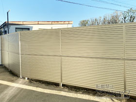 のフェンス・柵 ミエーネフェンス 目隠しルーバータイプ 2段支柱 自立建て用 施工例