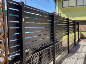 のフェンス・柵 モクアルフェンス 横板タイプ 2段支柱 自立建て用 （パネル1段） 施工例