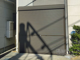 のガレージシャッター ガレージシャッタークワトロ 手動式 外部付タイプ 施工例