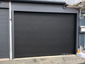 のガレージシャッター ガレージシャッタークワトロ 電動式 内部付タイプ ※外部停電時開閉機構 施工例