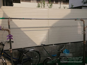 のフェンス・柵 ミエーネフェンス 目隠しルーバータイプ 2段支柱 自立建て用 施工例