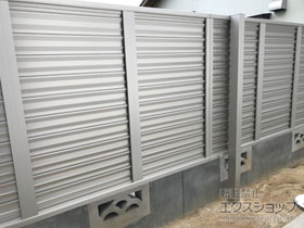 のフェンス・柵 シンプレオフェンス13型 目隠しルーバー 上段のみ設置 自立建て用 施工例