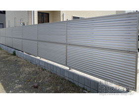 のフェンス・柵 ミエーネフェンス 目隠しルーバータイプ 2段支柱 自立建て用（パネル2段） 施工例