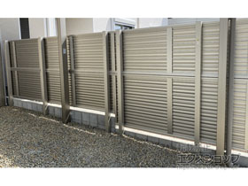 のフェンス・柵 ミエーネフェンス 目隠しルーバータイプ 2段支柱 自立建て用（パネル2段） 施工例