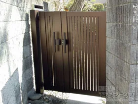 YKKAPの門扉 シンプレオ門扉4型 縦太格子 両開き親子 門柱使用 *門柱100角 施工例