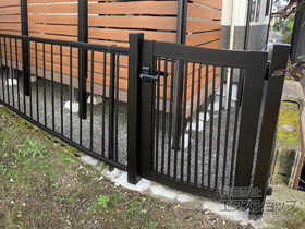 の門扉 シンプレオ門扉10型 たて粗格子 片開き 門柱使用 施工例