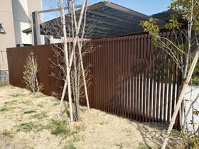 のフェンス・柵 ルシアス スクリーンフェンスS02型 木調色 自由柱施工 施工例