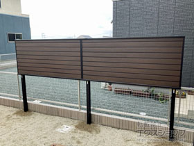 のフェンス・柵 モクアルフェンス 目隠しタイプ 2段支柱 自立建て用※パネル1段 施工例
