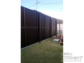 のフェンス・柵 ミエーネフェンス 目隠しルーバータイプ 2段支柱 自立建て用（パネル2段） 施工例