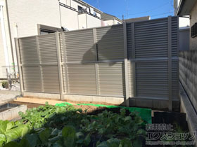 のフェンス・柵 ミエーネフェンス 目隠しルーバータイプ 2段支柱 自立建て用（パネル2段） 施工例