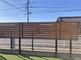 のフェンス・柵 ルシアスフェンスF04型 横板 木目カラー 上段のみ設置 自立建て用 施工例