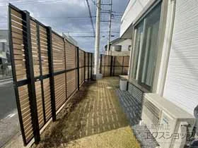LIXIL(リクシル)のフェンス・柵・塀 フェンスAB YS2型 横スリット2 木調カラー 2段支柱 施工例