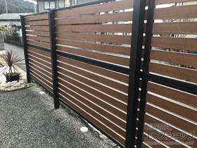 のフェンス・柵 モクアルフェンス 横板タイプ 2段支柱 自立建て用 施工例