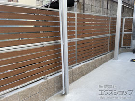 のフェンス・柵 ルシアスフェンスF04型 横板 木目カラー 2段支柱 ブロック建て用 施工例