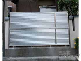 のフェンス・柵 ミエーネフェンス 目隠しルーバータイプ 2段支柱 ブロック建て用　（パネル2段） 施工例