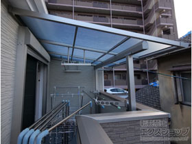 のバルコニー・ベランダ屋根 ソラリア F型 屋根タイプ 単体 積雪〜20cm対応＋吊り下げ式固定物干し 標準タイプ　長さ：標準2本入り×1セット 施工例