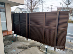 のフェンス・柵 ミエーネフェンス 目隠しルーバータイプ 2段支柱 自立建て用（パネル2段） 施工例