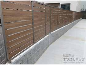 のフェンス・柵 モクハイフェンス 木調タイプ フリーポールタイプ 施工例