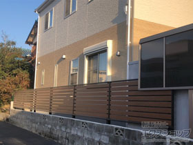 のフェンス・柵 モクアルフェンス 横板タイプ 2段支柱 自立建て用 施工例