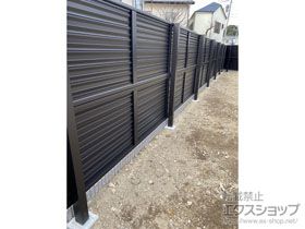 のフェンス・柵 ミエーネフェンス 目隠しルーバータイプ 2段支柱 自立建て用（パネル2段） 施工例