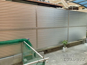のフェンス・柵 ミエーネフェンス 目隠しルーバータイプ 2段支柱 自立建て用（パネル2段） 施工例