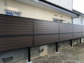 のフェンス・柵 モクアルフェンス 目隠しタイプ 2段支柱 自立建て用 （パネル2段） 施工例