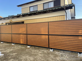 のフェンス・柵 モクアルフェンス 目隠しタイプ 2段支柱 自立建て用 施工例