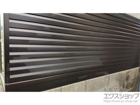 のフェンス・柵 ミエーネフェンス 目隠しルーバータイプ　自由柱施工+フェンス下 隙間隠し 施工例