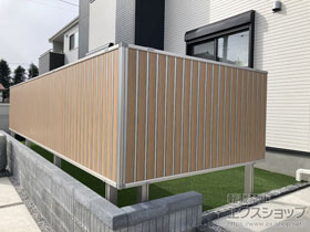 のフェンス・柵 ルシアスフェンスF01型 たて目隠し 木調カラー 上段のみ設置 自立建て用 施工例