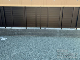 のフェンス・柵 シンプレオフェンス5型 横目隠し 自由柱施工 施工例