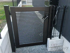 YKKAPの門扉 シンプレオ門扉1型 横格子 片開き 門柱使用 施工例