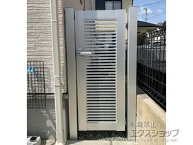 YKKAPの門扉 【特注】シンプレオ門扉1型 横格子 片開き 門柱使用 施工例