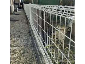 のフェンス・柵 メッシュフェンス M0 間仕切柱施工 施工例