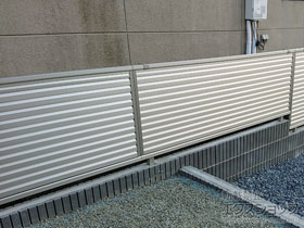 のフェンス・柵 ミエーネフェンス 目隠しルーバータイプ 自由柱施工 施工例