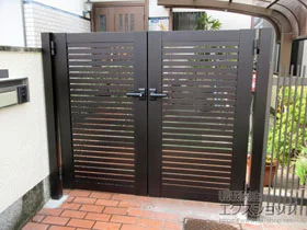 YKKAPの門扉 シンプレオ門扉3型 横太格子 両開き 門柱使用 施工例