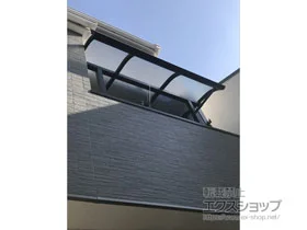 YKKAPのバルコニー屋根 ソラリア R型 屋根タイプ 単体 積雪～20cm対応＋YKK AP 吊り下げ式固定物干し 標準タイプ 施工例