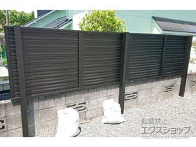Value Selectのフェンス・柵・塀 ミエーネフェンス 目隠しルーバータイプ 2段支柱 自立建て用(パネル1段)*2か所設置分 施工例