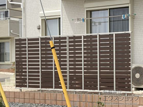 のフェンス・柵 ルシアスフェンスF04型 横板 木目カラー 自由柱施工 施工例