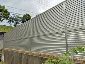 Value Selectのフェンス・柵・塀 ミエーネフェンス 目隠しルーバータイプ 2段支柱 自立建て用 施工例