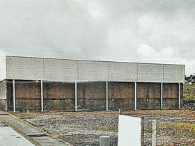 のフェンス・柵 シンプレオフェンス13型 目隠しルーバー 上段のみ設置 自立建て用 施工例