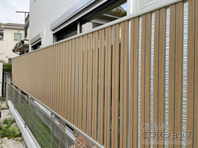 の ルシアスフェンスF03型 たて半目隠し 複合カラー 2段支柱 自立建て用（パネル1段） 施工例