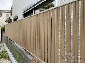 YKKAPの ルシアスフェンスF03型 たて半目隠し 複合カラー 2段支柱 自立建て用（パネル1段） 施工例